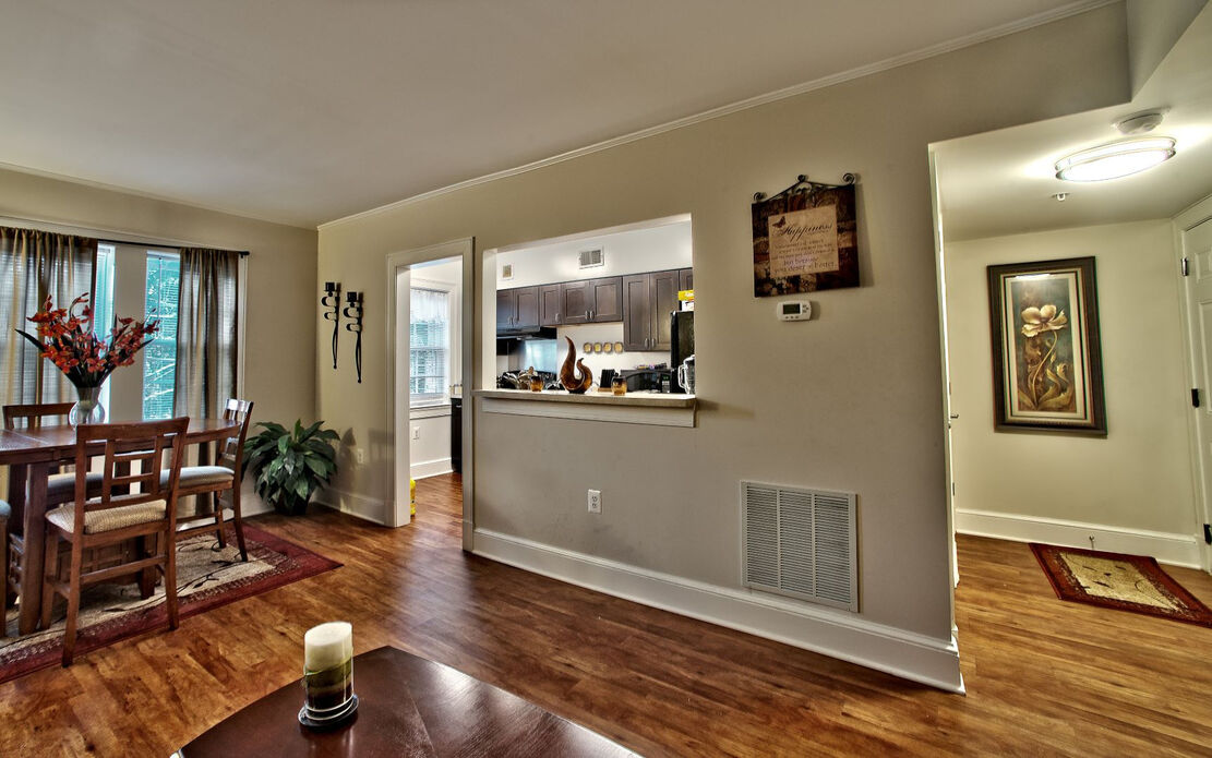 Colonial Village Apartments Image 11