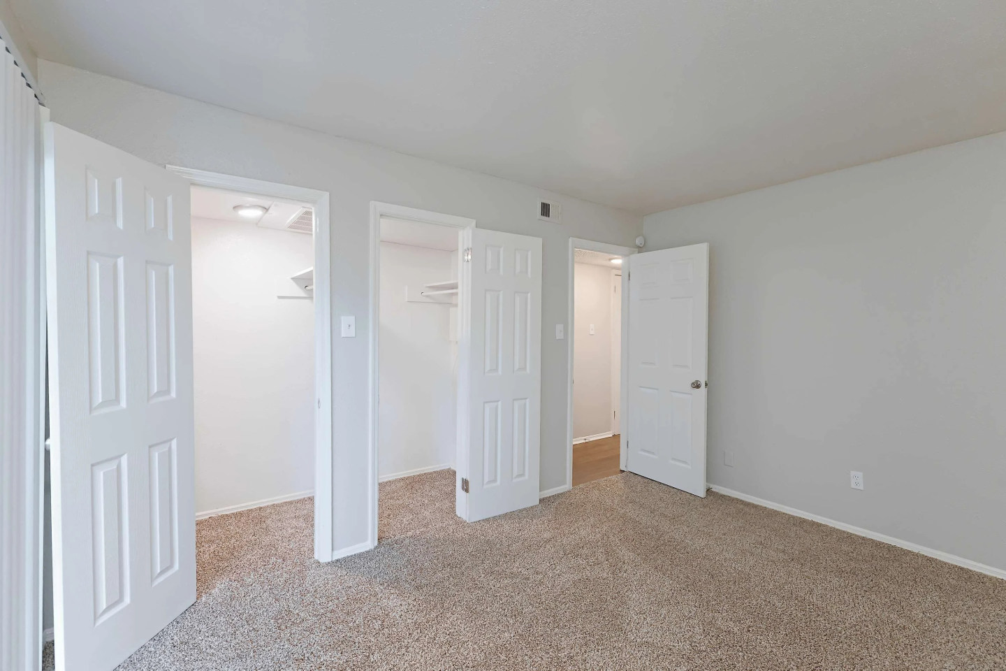 Luxe 30 Apartments Image 8
