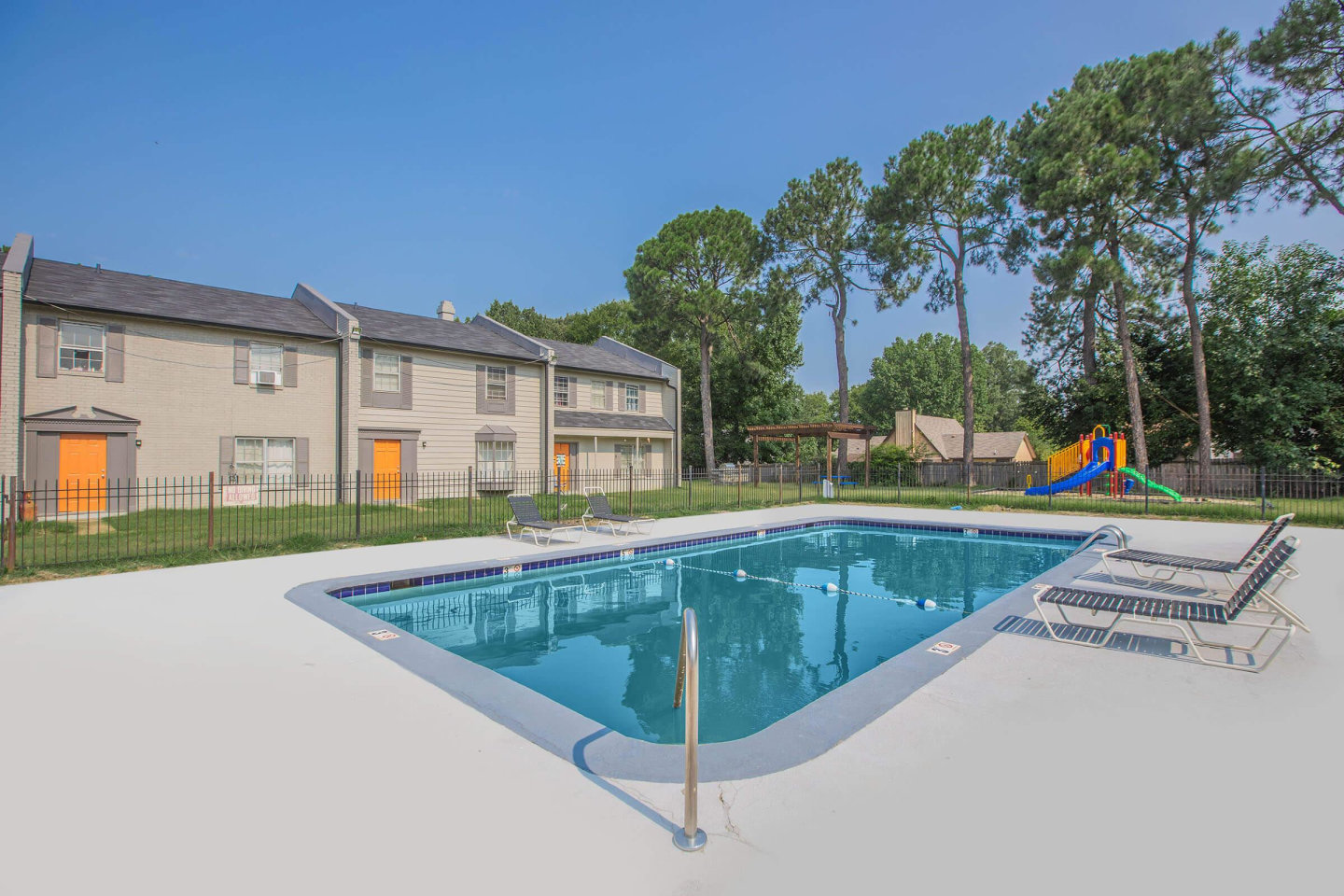 Emerald Square Apartments Image 6