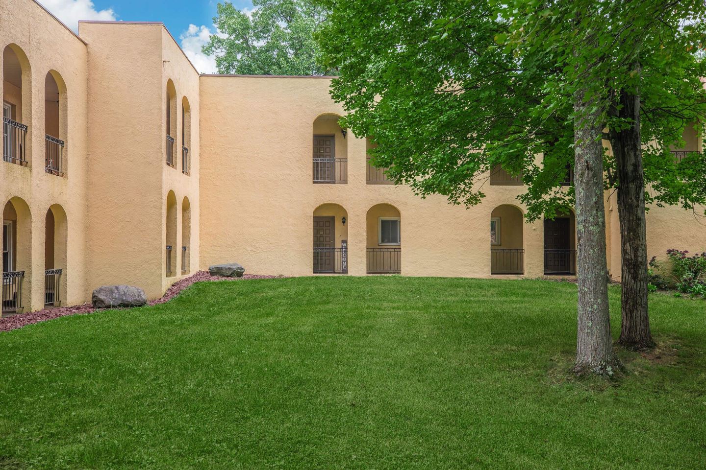 Country Club Apartments Image 8