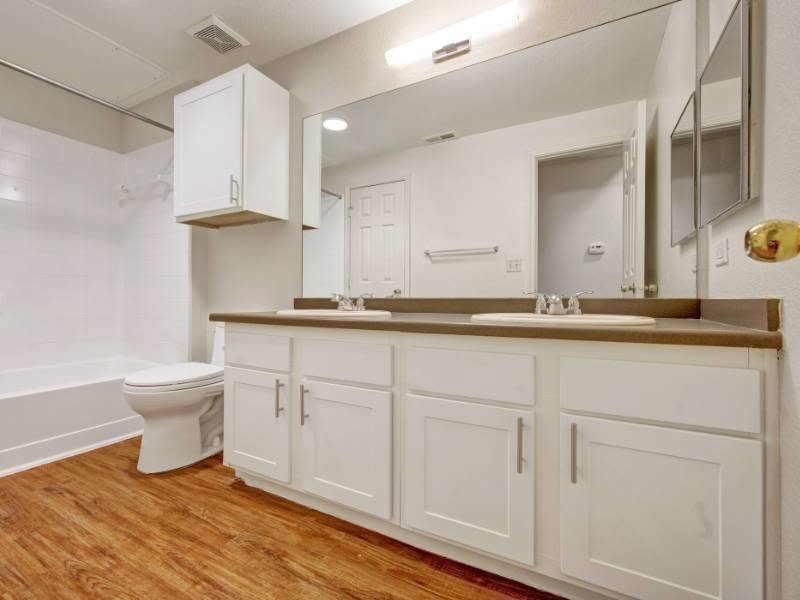 Village Crest Apartments Image 10