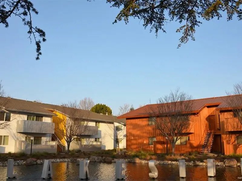 Lakeside Village Image 4