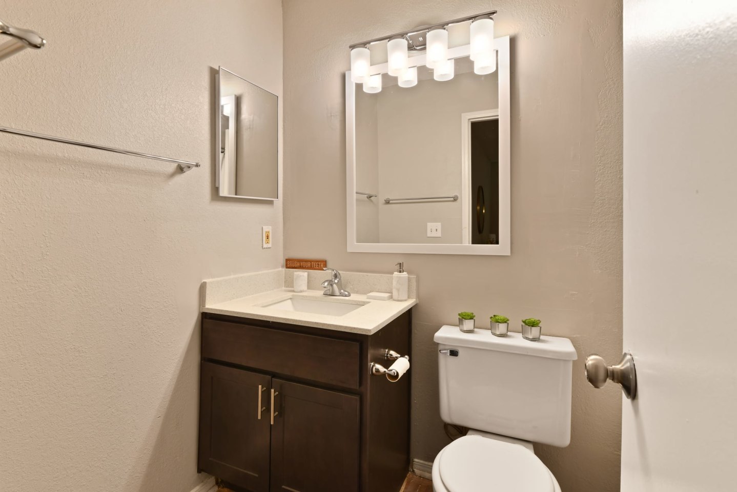 300 Riverside Image 27