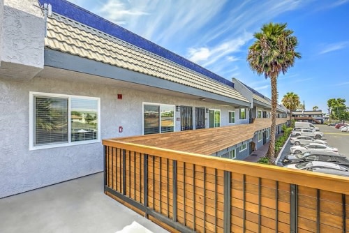 Del Amo Place Apartment Homes Image 4