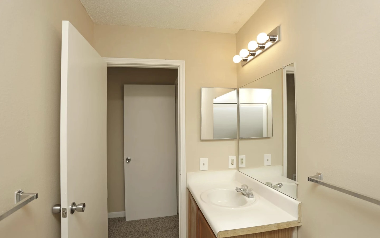 Jamestown Pointe Apartments Image 9