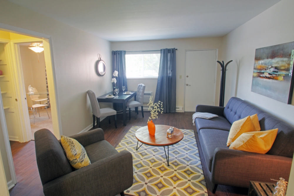 Country Club Apartments Image 4