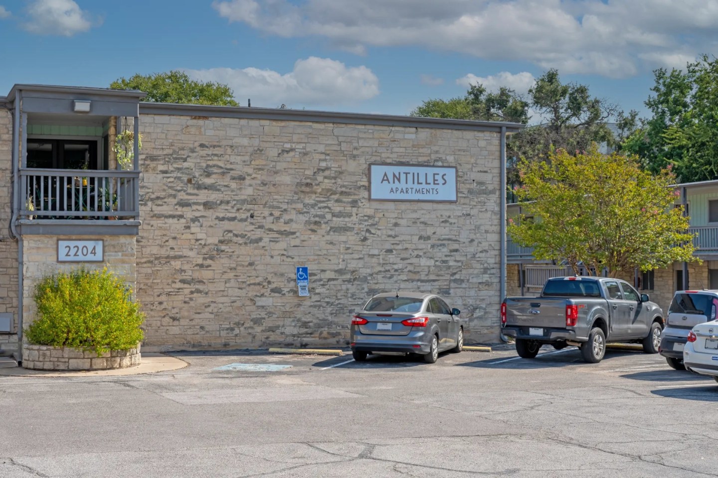 Antilles Apartments Image 7