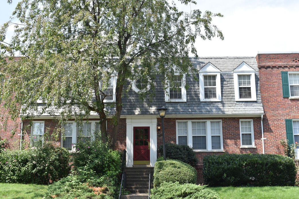 Colonial Village Apartments Image 26