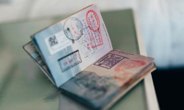 Quelles sont les différences entre le visa J1 et le visa F1 ?