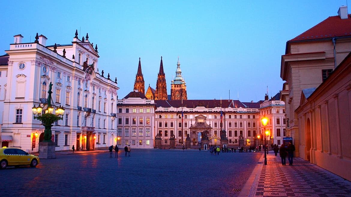 1024px-arcibiskupsky-palac-s-hradem