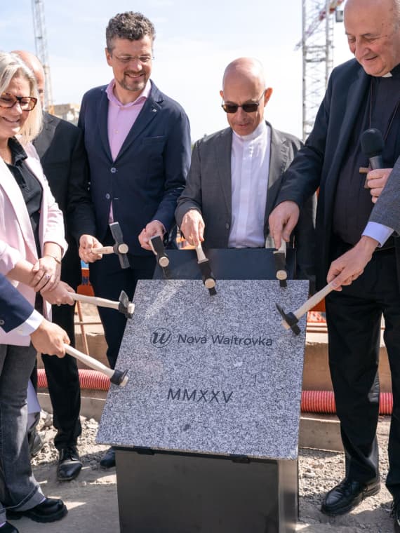 Poklepaní kamene xplace a penta tým