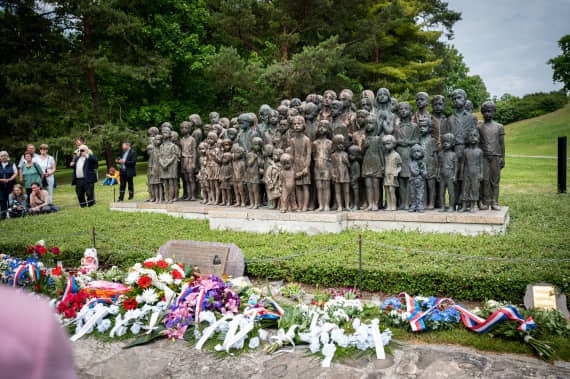 foto Anička Guthrie, Člověk a víra Lidice_pomník_angut