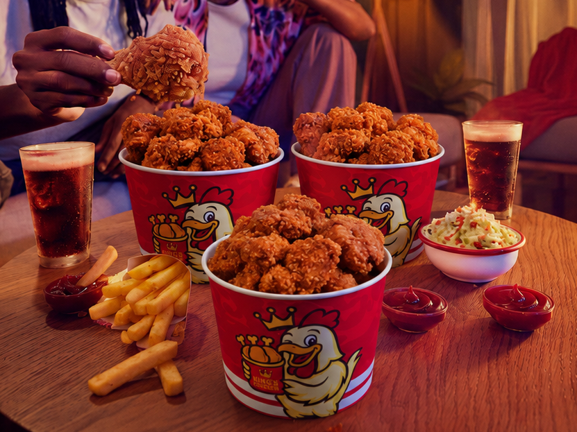 Balde de frango frito King's Chicken com refrigerante e molho