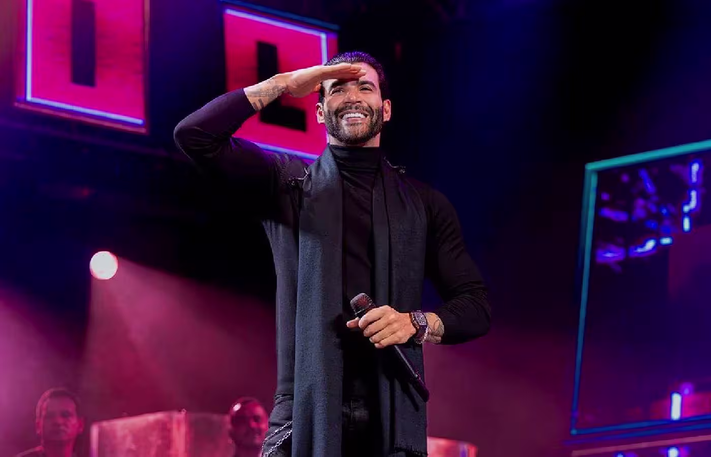 "Devendo e luxando": Gusttavo Lima pede Pix em show e faz piada sobre contas bloqueadas 