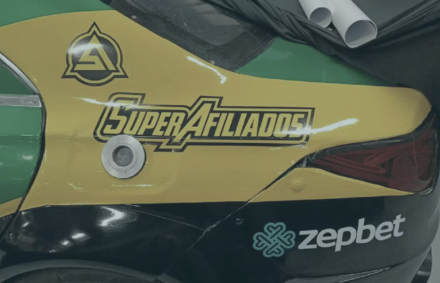 SuperAfiliados é a nova patrocinadora de Kim Camelo, piloto da AMG Cup Brasil