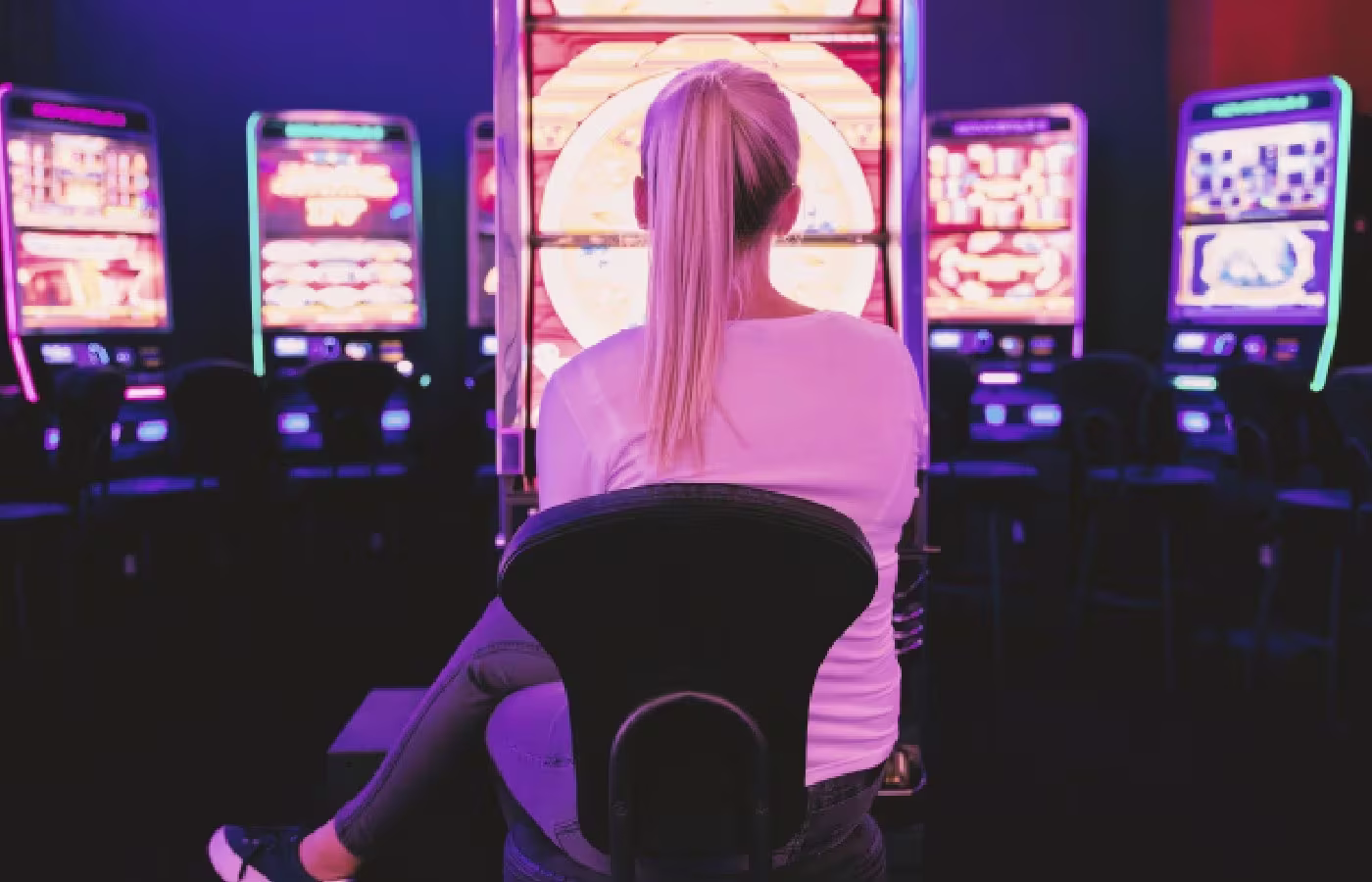 Brasileiros estão deixando de ir ao cinema ou comer pizza para apostar, aponta relatório