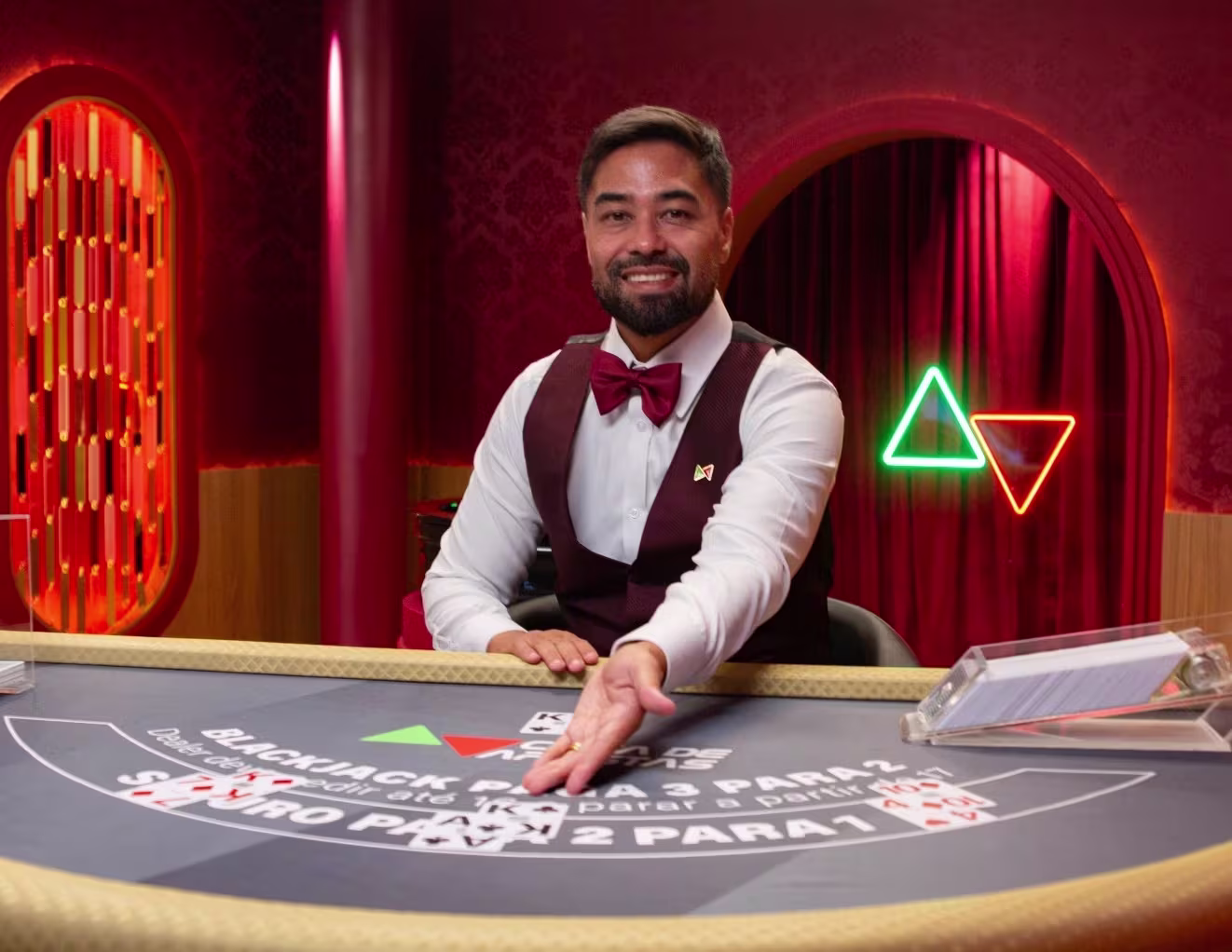 Ação de live cassino transforma influenciador em crupiê de bacará