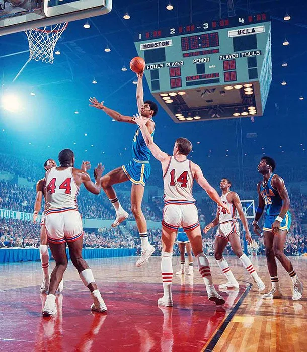 O Jogador De Basquete Está Correndo Em Direção à Bola Em Fundo