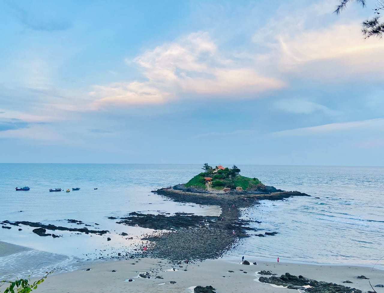 Đảo Hòn Bà Vũng Tàu: Khám phá con đường đi bộ độc đáo giữa biển và nét đẹp tâm linh