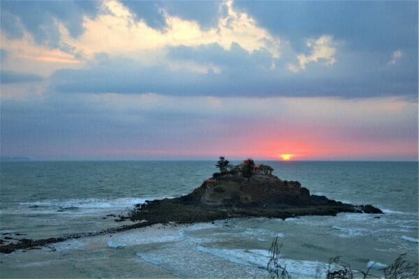 Đảo Hòn Bà Vũng Tàu nhìn từ Mũi Nghinh phong