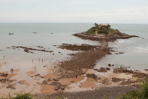 Con đường độc đáo dẫn ra đảo Hòn Bà Vũng Tàu vào ngày nước rút