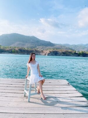 Điểm thu hút nổi bật của Hồ Đá Xanh chính là mặt nước trong veo xanh ngắt