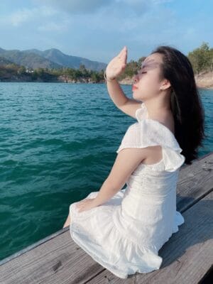 Thời điểm đẹp nhất để chụp ảnh ở Hồ Đá Xanh trong ngày là 7h-10h sáng hoặc 2h-4h chiều