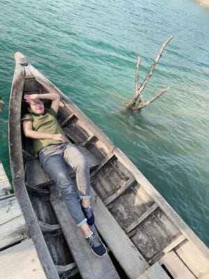 Bạn có thể thuê thuyền trèo quanh Hồ Đá Xanh