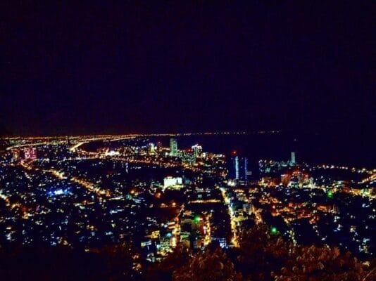 Thành phố Vũng Tàu về đêm đẹp lung linh dưới ánh đèn nhìn từ ngọn Hải Đăng