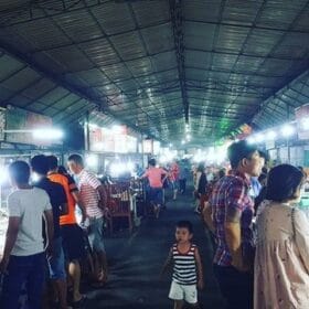 Chợ đêm hải sản là nơi ăn uống nhộn nhịp