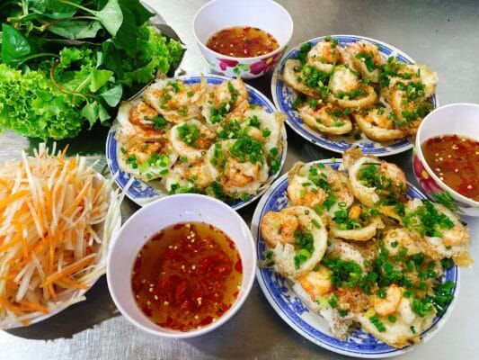 Trong số những quán ăn sáng ở Vũng tàu ngon bổ rẻ thì không thể không nhắc đến quán bánh khọt Bà Hai