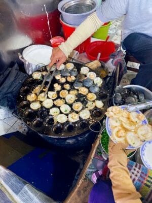 Trong số những quán ăn sáng ở Vũng tàu ngon bổ rẻ thì không thể không nhắc đến quán bánh khọt Bà Hai