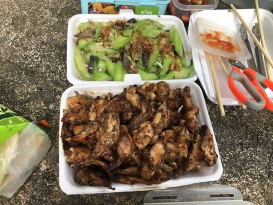 Ở đây có bán đồ ăn