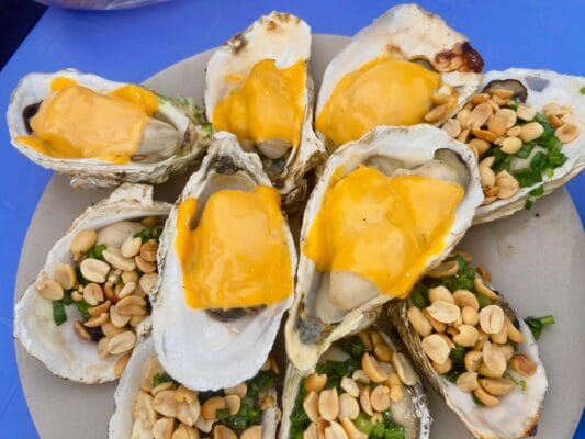 Hàu sữa nướng phô mai thì dậy lên vị phô mai béo ngậy, mặn mặn, món này được các em nhỏ vô cùng yêu thích