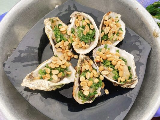 Hàu sữa nướng mỡ hành vẫn giữ nguyên vị ngọt của hàu, thơm mùi mỡ hành và đậu phộng rang giòn rụm