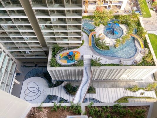 Hồ bơi trẻ em nhìn từ trên cao