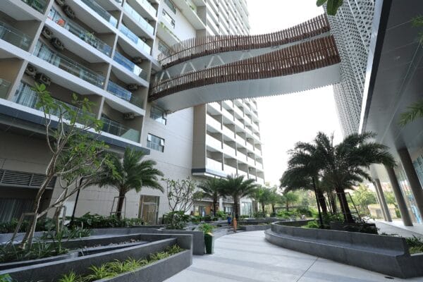 Quý khách có thể đi bộ qua cầu khi muốn ngắm tầng trệt The Sóng từ trên không