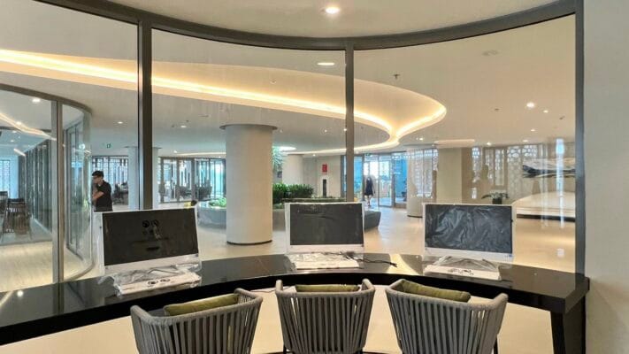 Thiết bị máy tính được trang bị mới, hiện đại, kết nối wifi free