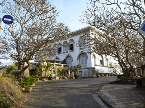 Bên ngoài Bạch Dinh