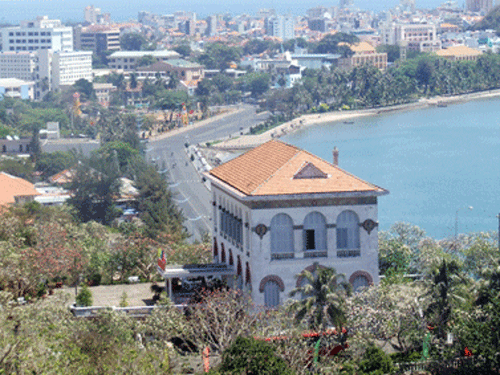 Bạch Dinh với tầm nhìn hướng ra biển Bãi Trước