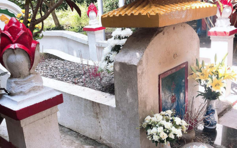 Phía sau miếu là phần mộ của Hoàng Tử Cải