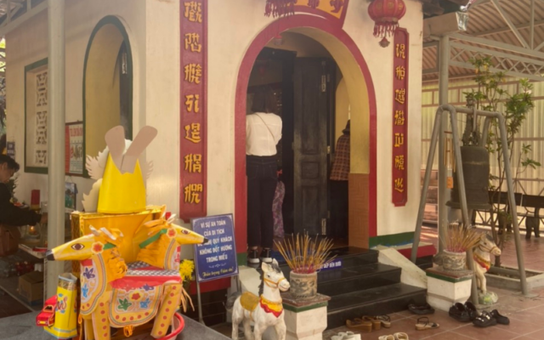 Ngôi miếu nhỏ được người dân chăm lo hương khói quanh năm