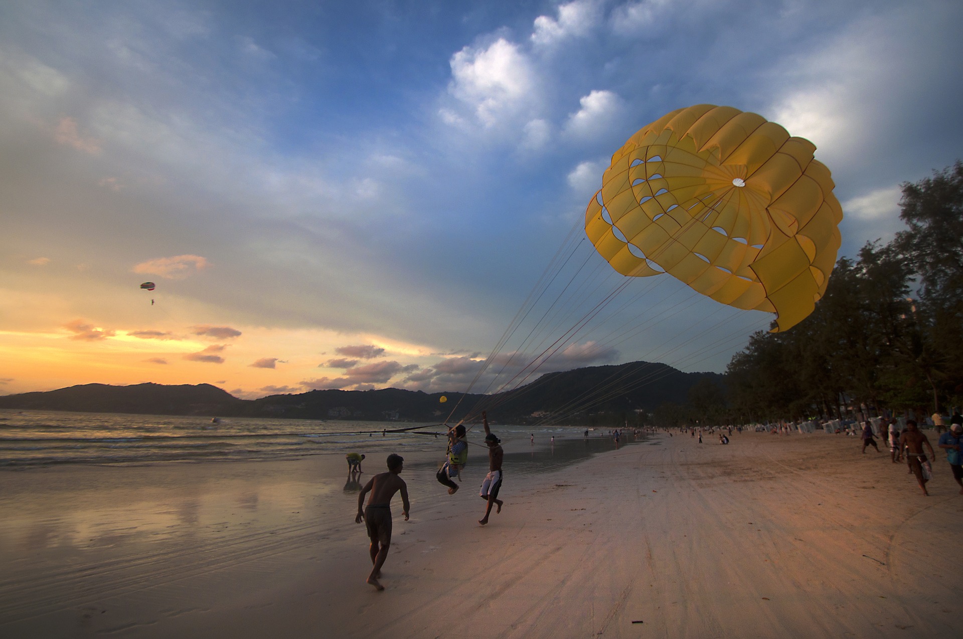 Water Activities in Goa - Parasailing 