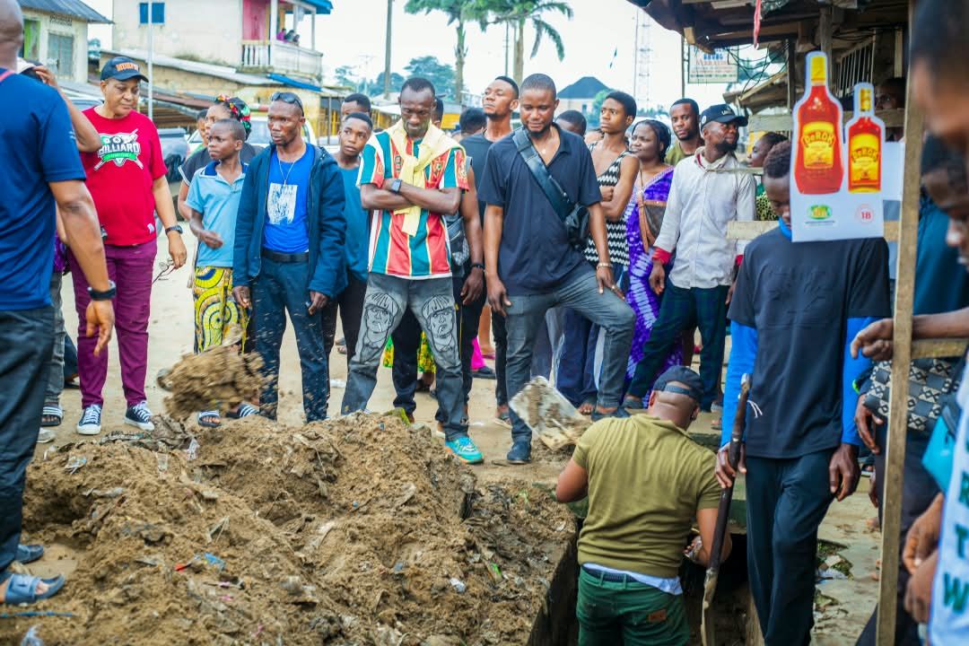 Officials and residents clear refuse together