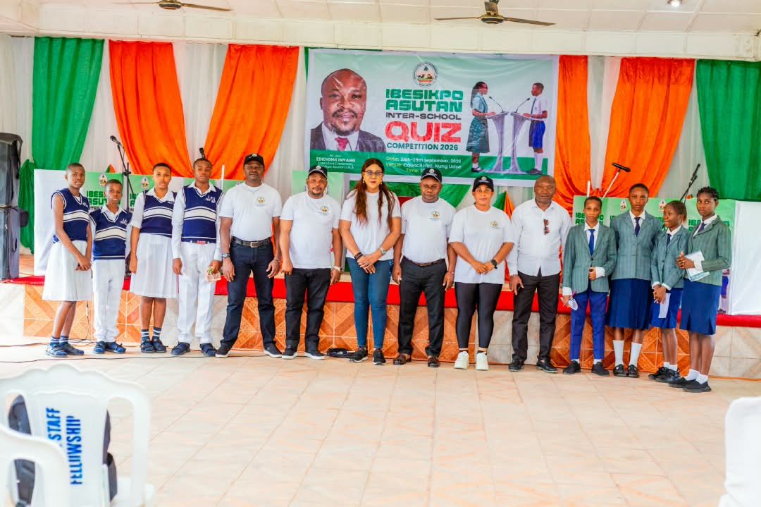 Contestants and officials in a group photo