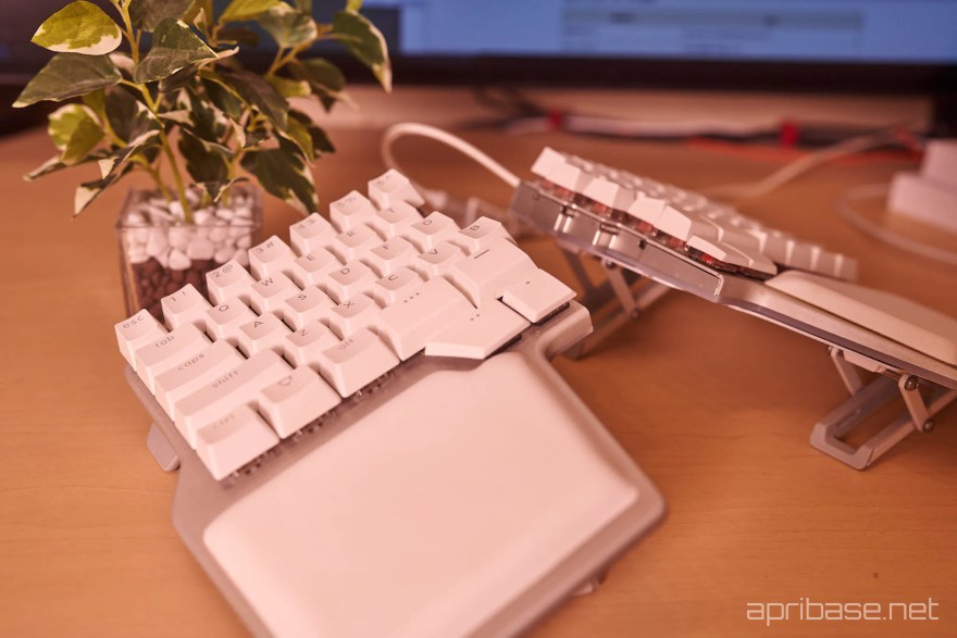 Dygma Raise Tenting Kit で太ももキーボードに近づける傾きを Dygma Raise Tenting Kit で太ももキーボードに近づける傾きを