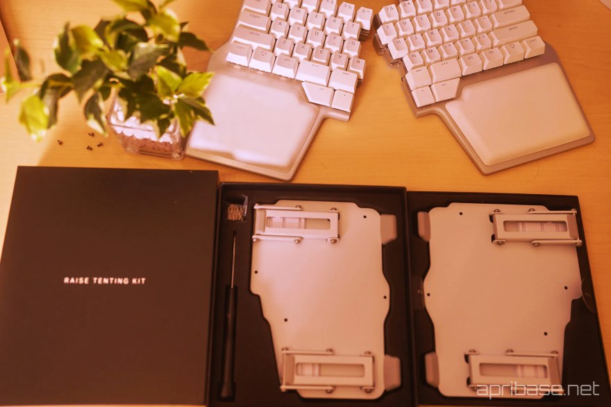 Dygma Raise Tenting Kit で太ももキーボードに近づける傾きを Dygma Raise Tenting Kit で太ももキーボードに近づける傾きを