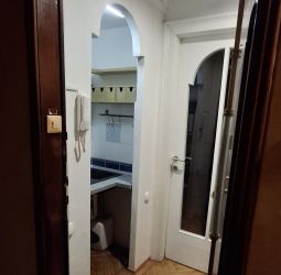 Bauhaus-ritkaság: Rózsadombon világos, erkélyes lakás kiadó