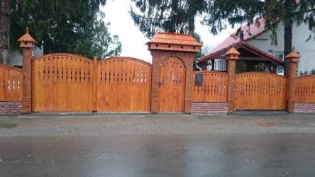 Szekelykapuk, kerítések,kopjafák, tornácok, asztalos munkák