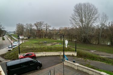 Eladó panorámás, első emeleti belvárosi lakás Szolnokon